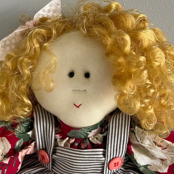 VINTAGE LITTLE SOULS DOLL, Penelope, Curly Golden Blonde Hair, Pinafore Signed - Picture 3 of 8